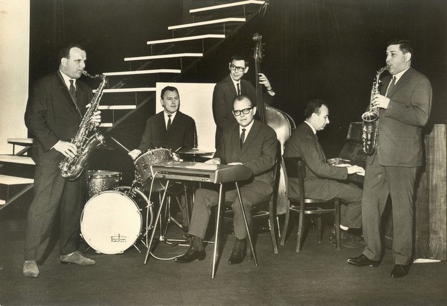 Na dobové pohlednici Pressfoto z roku 1964 je orchestr Slávy Kunsta hrající tehdy v tomto obsazení: S.Kunst (harmonika-ionika), K.Pilar (altsax.), J.Štrudl (tenorsax), J.Sládek (klavír), Z.Svatoš (contrb.) a Z.Nejedlý (bicí).