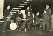 Na dobové pohlednici Pressfoto z roku 1964 je orchestr Slávy Kunsta hrající tehdy v tomto obsazení: S.Kunst (harmonika-ionika), K.Pilar (altsax.), J.Štrudl (tenorsax), J.Sládek (klavír), Z.Svatoš (contrb.) a Z.Nejedlý (bicí).