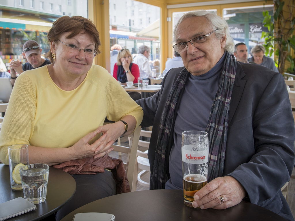 Se Zuzanou Brejchovou ve Vídni, kdy jsme spolu procházeli místy, kde v sedmdesátých letech spolu pobývali Jiří Voskovec a Jan Werich. Všechna jsou k vidění v již zmiňované knize PAN VOSKOVEC Z MANHATTANU. (Foto: Dagmar Pavlíková)